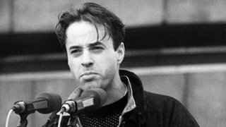 500.000 Bürger beteiligten sich am 4.11.1989 an einer Demonstration für den Inhalt der Artikel 27 und 28 der Verfassung der DDR auf dem Alexanderplatz in Berlin. Auf dem anschließenden Meeting ergriff auch der Schauspieler Jan-Josef Liefers vom Deutschen Theater das Wort.