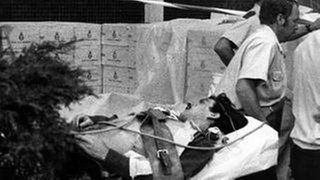 Toter Kemal Altun auf Trage.