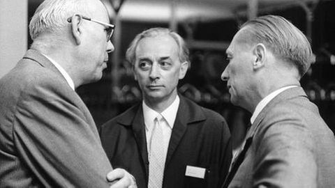 Josef Krings (Mitte; Pädagoge, SPD-Politiker, Oberbürgermeister von Duisburg (1975-1997), aufgenommen während der Westdeutschen Rektorenkonferenz am 5. Juli 1966 in Hamburg)