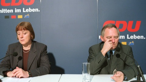 Wolfgang Schaeuble, CDU-Parteivorsitzender, und Angela Merkel, CDU-Generalsekretaerin, bei einer Pressekonferenz am  11.1.2000 in Berlin