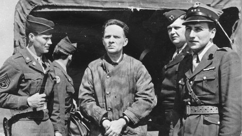 Der Kommandant des Konzentrations- und Vernichtungslagers Auschwitz-Birkenau, Rudolf Höß, im Juni 1946 auf dem Nürnberger Flughafen bei seiner Auslieferung an Polen