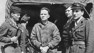 Der Kommandant des Konzentrations- und Vernichtungslagers Auschwitz-Birkenau, Rudolf Höß, im Juni 1946 auf dem Nürnberger Flughafen bei seiner Auslieferung an Polen