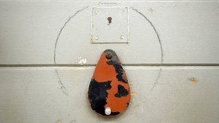 Gugloch einer Zellentür in der Gedenkstätte Berlin-Hohenschönhausen, ehemalige Haftanstalt der Staatssicherheit Stasi der DDR