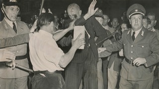 Kundgebung gegen die Entführung von Walter Linse, Referatsleiter im Untersuchungsausschuß Freiheitlicher Juristen, in die DDR im Juli 1952. Ein Demonstrant wird mit einem Ziegelstein am Kopf verletzt