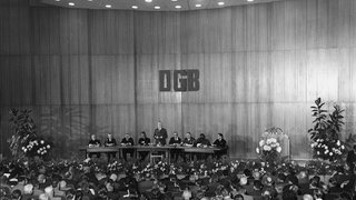 Berlin, 27. Oktober 1961, Kongress des DGB in der Kongresshalle: G. Maparas, James B. Carey, Willi Richter, der Regierende Bürgermeister Willy Brandt, Arne Geijer, Omer Becu, Schevenels, S.I.Ese, A.Jauregiu. (v.l.n.r.)