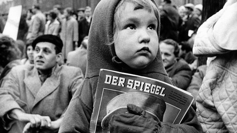 Gegen die Verhaftung von Spiegel-Redakteuren demonstriert am 30.10.1962 eine Gruppe von Studenten vor der Frankfurter Hauptwache mit einem Sitzstreik. Die kleine Tochter einer Demonstrantin hält ein Spiegel-Heft. Der am 8.10.1962 im Spiegel veröffentlichte Artikel "Bedingt abwehrbereit" von Conrad Ahlers führte zur Durchsuchung der Verlagsräume und zur Verhaftung von u. a. Herausgeber Rudolf Augstein und Chefredakteur Claus Jacobi wegen "Landesverrats". Die Anschuldigungen erwiesen sich als haltlos, Bundesverteidigungsminister Franz-Josef Strauß verlor sein Amt. 