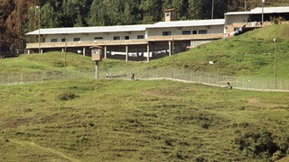 Kleidung hängt zum Trocknen vor einem Gefängnis, das speziell für den kolumbianischen Drogenboss Pablo Escobar eingerichtet wurde – nach seinem Geschmack