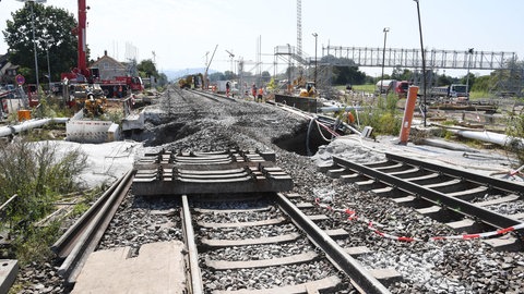 An der Baustelle des Bahntunnels Rastatt fanden am 25. August 2017 bei Niederbühl Arbeiten statt. Dort haben sich Bahngleise abgesenkt. Zur Stabilisierung der abgesenkten Gleise an der Rheintalbahn wurde der Rastatter Tunnel auf 150 Metern mit Beton befüllt. Die Bahnstrecke zwischen Rastatt und Baden-Baden war seit dem 12. August 2017 gesperrt. Erst Anfang Oktober 2017 wird die Strecke wieder freigegeben.
