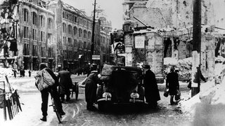 Straßenszene im winterlichen Berlin der Nachkriegszeit 1947