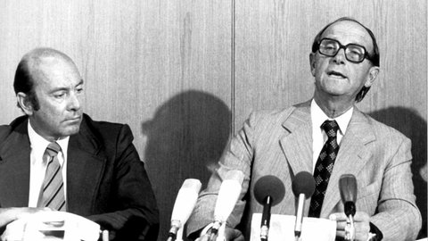 Der CDU-Politiker und baden-württembergische Ministerpräsident Hans Filbinger (rechts) gibt am 7. August 1978 in Stuttgart seinen Rücktritt bekannt und zieht damit die Konsequenzen aus der Kontroverse um seine Rolle als Marinerichter im Zweiten Weltkrieg. Links der Vorsitzende der CDU-Landesgruppe Baden-Württemberg in Bonn, Manfred Wörner. 