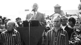 Die israelische Olympiamannschaft gedenkt am 1.9.1972 beim Besuch des ehemaligen Konzentrationslagers Dachau der Opfer des nationalsozialistischen Terrors und legt einen Kranz nieder. Vier Tage später sind die israelischen Sportler selber Opfer eines Terroranschlags.