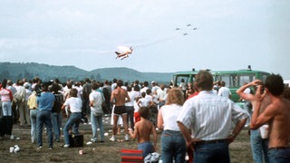 Die abstürzende Maschine rast beim Flugunglück von Ramstein am 28. August 1988 auf die Zuschauermenge zu. Ein Jet der italienischen Kunstflugstaffel "Frecce tricolori" war während des Flugtags in Ramstein beim Formationsflug mit zwei anderen Jets kollidiert, in die Menge der entsetzten Zuschauer gestürzt und in Flammen aufgegangen. 
