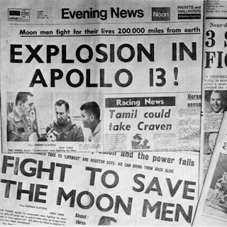 Londoner Abendzeitungen berichten über die Probleme von Apollo 13 