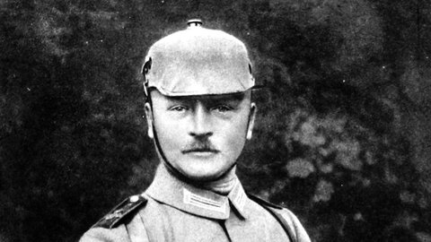 Deutscher Soldat in neuer feldgrauer Uniform mit Helm ohne Pickel (November 1915)