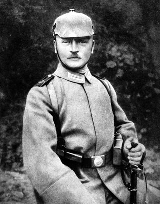 Deutscher Soldat in neuer feldgrauer Uniform mit Helm ohne Pickel (November 1915)