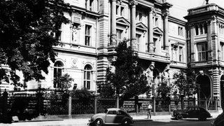 Der Prinz-Max-Palais in Karlsruhe 1951. Das Gebäude beherbergte rund 20 Jahre lang das Bundesverfassungsgericht (BVerfG)