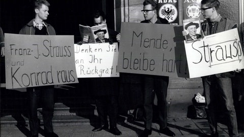 "Mende, bleibe hart!": Diese und andere Forderungen hatten Nürnberger Studenten auf Demonstrationsplakate geschrieben und standen vor dem Treffpunkt der FDP-Führung, dem Grandhotel in Nürnberg. Die Mitglieder der Versammlung beschlossen den Rücktritt der 5 FDP-Minister Lenz, Starke, Scheel, Mischnik und Stammberger.