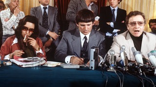Otto Schily, einer der Anwälte der in ihren Zellen in Stuttgart-Stammheim tot aufgefundenen Terroristen Andreas Baader, Gudrun Ensslin und Jan-Carl Raspe, äußern am 19. Oktober 1977 vor Vertretern der internationalen Presse in Bonn erhebliche Zweifel am Selbstmord ihrer Mandanten. 