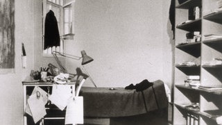 Blick in die Zelle des RAF-Terroristen Jan-Carl Raspe, aufgenommen im Dezember 1974. Am 18.10.1977 wurden die Terroristen Andreas Baader, Gudrun Ensslin und Jan-Carl Raspe in ihren Zellen in Stuttgart-Stammheim tot aufgefunden.