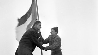 Die beiden Studenten Rene Leudesdorff (r) und Georg von Hatzfeld hissen am 1.1.1951 auf der Nordseeinsel Helgoland die Europafahne. Mit ihrer Helgoland-Invasion fordern die Heidelberger die Insel für Deutschland zurück.