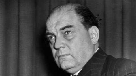 Der britische Journalist Sefton Delmer (1904 - 1979). Er berichtete für den Daily Express und den Sunday Express und galt Anfang der 1930er als bestinformierter Auslandskorrespondent in Berlin. Von 1941 bis 1945 leitete er über einen Tarnsender die britische Rundfunkpropaganda. Nach Ende des Krieges berichtete er weiterhin aus den Brennpunkten dieser Welt. 