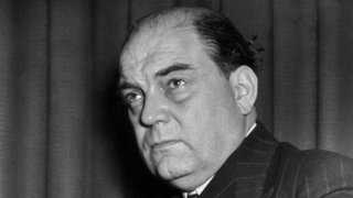 Der britische Journalist Sefton Delmer (1904 - 1979). Er berichtete für den Daily Express und den Sunday Express und galt Anfang der 1930er als bestinformierter Auslandskorrespondent in Berlin. Von 1941 bis 1945 leitete er über einen Tarnsender die britische Rundfunkpropaganda. Nach Ende des Krieges berichtete er weiterhin aus den Brennpunkten dieser Welt. 