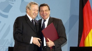 Bundeskanzler Gerhard Schröder (r) und der Präsident des Zentralrates der Juden in Deutschland, Paul Spiegel, tauschen am 27.1.2003 in Berlin den Staatsvertrag aus, den sie zuvor unterzeichnet haben. Mit dem Vertrag soll der Zentralrat für seine sozialen und religiösen Aufgaben drei Millionen Euro im Jahr erhalten. 