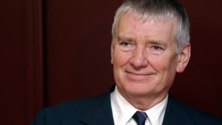 Bundesinnenminister Otto Schily (SPD): 2004 macht Schily einen Vorschlag: Um zu verhindern, dass sogar abgelehnte Asylsuchende noch lange in Deutschland bzw. Europa bleiben, könne man doch Aufnahmezentren für Flüchtlinge in Nordafrika schaffen und dort Asylanträge direkt prüfen. Über den Vorschlag wird heftig gestritten.