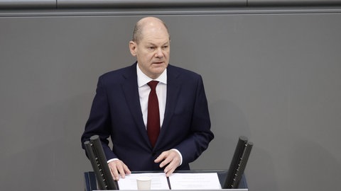 Drei Tage nach dem Angriff Russlands am 24.2.2022 auf die Ukraine spricht Olaf Scholz in einer Regierungserklärung erstmals von "Zeitenwende".