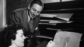 Walt Disney, Produzent von "Alice im Wunterland", besucht 1951 die Grafikabteilung, um die laufenden Arbeiten zu überprüfen
