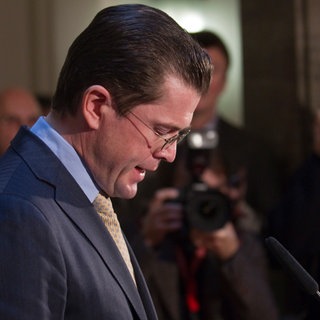 Verteidigungsminister Karl-Theodor zu Guttenberg tritt am 1. März 2011 nach Plagiatsvorwürfen seine Dissertation betreffend zurück