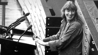 Die Abgeordnete der erstmals im Bundestag vertretenen Grünen, Waltraud Schoppe, während der konstituierenden Sitzung am 29. März 1983 im Bonner Bundestag am Rednerpult. 