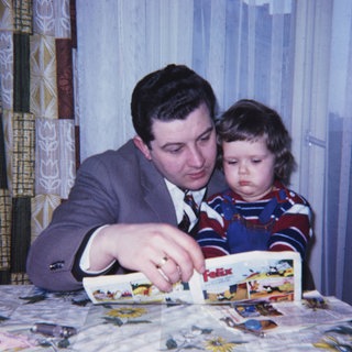 Vater liest 1956 Kind aus einem Comic vor: 1955 hatte der Bundesgerichtshof (BGH) geurteilt: Comics, loange als Schund verschrien, sind nicht per se jugendgefährdend