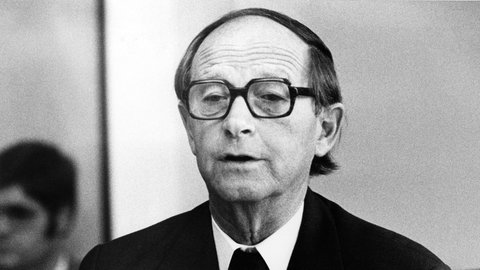 Der baden-württembergische Ministerpräsident Hans Filbinger (CDU) äußert am 22.5.1978 vor der Landespressekonferenz in Stuttgart die Ansicht, einer "Kampagne der extremen Linken" ausgesetzt zu sein. Filbinger hatte, wie Anfang des Jahres bekannt geworden war, als Ankläger und Richter bei der Kriegsmarine im Jahr 1945 Todesurteile gegen Deserteure gefällt. Im August 1978 trat er von seinem Amt als Ministerpräsident zurück.