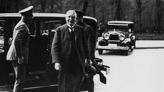 Reichswehrminister Wilhelm Groener begründet vor dem Reichstag das Verbot der SA. 10. Mai 1932: Der Minister bei der Ankunft vor dem Parlamentsgebäude