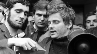 Daniel Cohn-Bendit am Grenzübergang. Der Versuch des Studentenführer, am 24.5.1968 trotz eines Einreiseverbots über den Grenzübergang "Goldene Bremm" bei Saarbrücken nach Frankreich zurückzukehren, ist gescheitert. Die französischen Behörden haben Cohn-Bendit nach tumultartigen Verhandlungen zurückgewiesen.