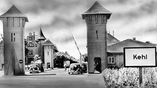 Blick auf den "französischen" Stadtteil der südwestdeutschen Stadt Kehl am am 6. Oktober 1950 . Die Stadt Kehl war nach dem Zweiten Weltkrieg von der französischen Armee komplett evakuiert und von französischen Soldaten und ihren Familien belegt worden. Nach und nach durfte ein Teil der ursprünglich 12.000 Einwohner Kehls zurückkehren, Dreiviertel des Stadtgebiets wurden 1950 aber noch immer von französischen Soldaten und ihren Familien bewohnt.