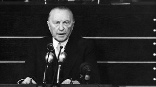 Konrad Adenauer bei einer Rede im Bonner Bundestag im Oktober 1953