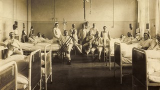 Rekonvaleszente Soldaten sowie Schwestern und Ärzte im Krankenhaus im Ersten Weltkrieg