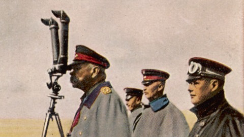 General Paul von Hindenburg mit General Ludendorff und Generalmajor Hoffmann (rechts) im Februar 1915 in Polen