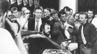 Mit einer Waffe in der Hand sitzt Hans-Jürgen Rösner am 18. August1988 in der Innenstadt von Köln im Fluchtfahrzeug. Hans-Jürgen Rösner und Dieter Degowski hatten am 16. August in Gladbeck eine Bank überfallen und zwei Geiseln genommen. Nach einer Verfolgungsjagd, an der sich auch Pressevertreter beteiligten, über Bremen, die Niederlande und Köln, stoppte die Polizei auf der A3 Richtung Frankfurt  Main die Geiselnehmer. Dabei erschoß Rösner die Geisel Silke Bischoff.