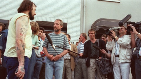 Der Entführer Hans-Jürgen Rösner beantwortet am 17. August 1988 in Bremen mit einer Pistole in der Hand Fragen von Journalisten. Mit seinem Komplizen Dieter Degowski hatte er am 16. August in Gladbeck-Rentfort eine Bank überfallen und zwei Geiseln genommen. Nach einer spektakulären Verfolgungsjagd, an der sich auch etliche Pressevertreter beteiligten, wurden die Täter gestellt. Zwei Geisel starben. 