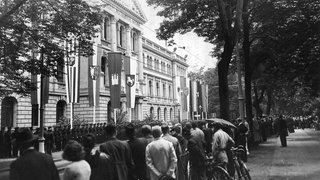 Erste Tagung des Parlamentarischen Rates im Museum Alexander Koenig in Bonn mit davor angetretener deutscher Polizei während der Auffahrt der Gäste zum Festakt vor der Eröffnungssitzung. Am Nachmittag des 1. September 1948 hielt der Parlamentarische Rat in Bonn seine erste Sitzung ab. Neben 65 stimmberechtigten Mitgliedern aus den westdeutschen Ländern nahmen Vertreter Berlins mit beratender Stimme an der Sitzung teil.
