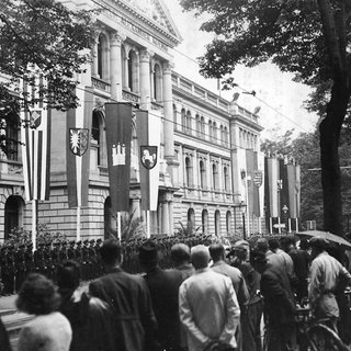 Erste Tagung des Parlamentarischen Rates im Museum Alexander Koenig in Bonn mit davor angetretener deutscher Polizei während der Auffahrt der Gäste zum Festakt vor der Eröffnungssitzung. Am Nachmittag des 1. September 1948 hielt der Parlamentarische Rat in Bonn seine erste Sitzung ab. Neben 65 stimmberechtigten Mitgliedern aus den westdeutschen Ländern nahmen Vertreter Berlins mit beratender Stimme an der Sitzung teil.
