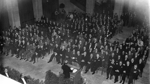 Blick über die Eröffnung im Alexander-Koenig-Museum in Bonn während der Ansprache des nordrhein-westfälischen Ministerpräsidenten Karl Arnold. Am 1. September 1948 um 13 Uhr fand die Eröffnung der Tagung des Parlamentarischen Rates statt. Der Parlamentarische Rat, zu dessen Präsidenten Konrad Adenauer gewählt wurde, konstituierte sich für die drei Westzonen und hatte die Aufgabe, ein demokratisches Grundgesetz für den künftigen westdeutschen Staat auszuarbeiten.