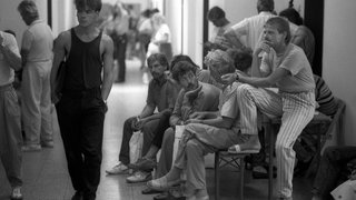DDR-Flüchtlinge warten im August 1989 auf dem Arbeitsamt im Auffanglager Schöppingen