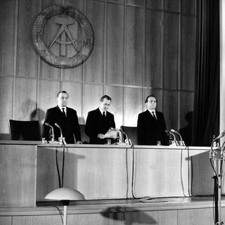 Das Oberste Gericht der DDR verurteilte den Bonner Bundesminister Theodor Oberländer am 29.4.1960 in Abwesenheit zu lebenslänglichem Zuchthaus. Der Bundesvertriebenenminister hatte 1959 auf einer Pressekonferenz in Bonn den Vorwurf zurückgewiesen, die aus ruthenischen und ukrainischen Soldaten rekrutierte Einheit "Nachtigall" habe 1941 nach dem Einmarsch der deutschen Truppen in Lemberg in der Ukraine ein Blutbad in den Gefängnissen der Stadt angerichtet.