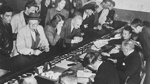 Währungsreform und Einführung der D-Mark in den westlichen Besatzungszonen: Andrang in einer Umtauschstelle in Hamburg am Morgen des 20. Juni 1948