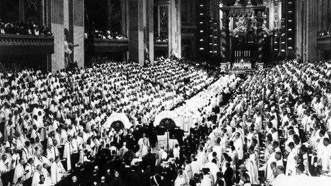 Papst Paul VI. am 29. September 1963 beim Einzug in die Konzilsaula im Petersdom vorbei an den Tribünen der Konzilsväter. Der Papst eröffnete die zweite Sitzungsperiode des Zweiten Vatikanischen Konzils.