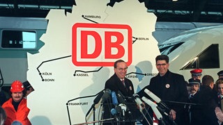 Heinz Dürr (rechts), Vorsitzender der Deutschen Bahn, und Bundesverkehrsminister Matthias Wissmann (CDU) am 10. Januar 1994 in Berlin während der symbolischen Fusion der Bundesbahn (Bundesrepublik) und der Reichsbahn (frühere DDR) zur Deutsche Bahn AG